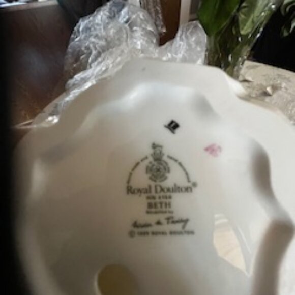 ROYAL DOULTON "BETH" from an Estate sale - Picture 4 of 4